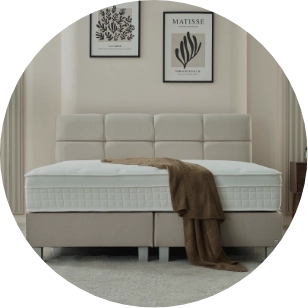 Tweepersoons boxspring met crème hoofdbord