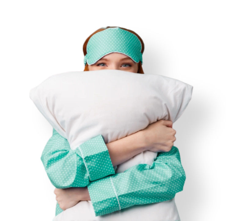Vrouw omhelst een kussen, met een slaapmasker op haar hoofd