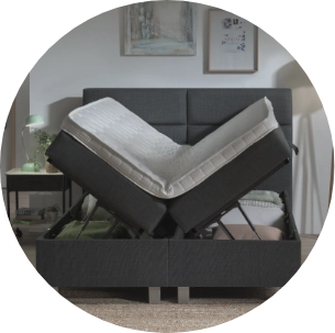 Boxspring met opgeklapte bodem en opbergruimte eronder