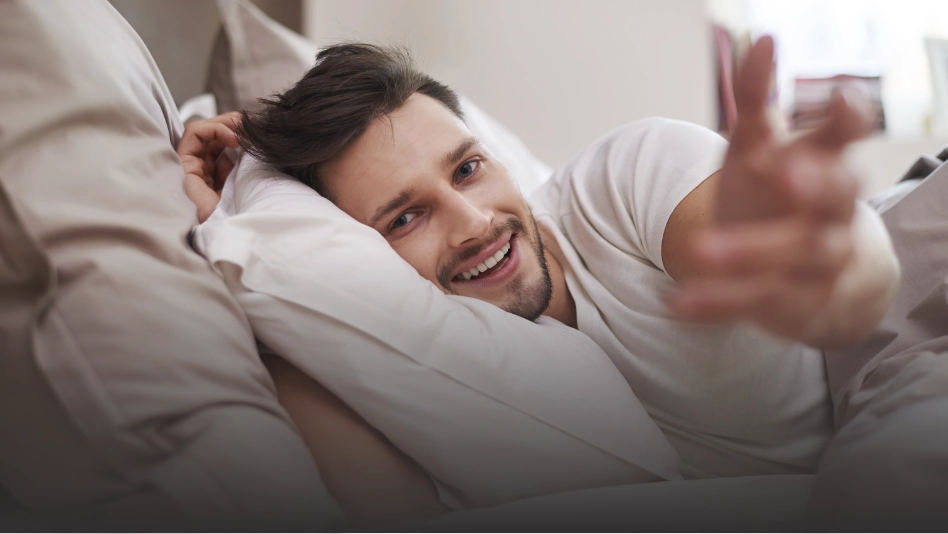 Man wordt lachend wakker in bed